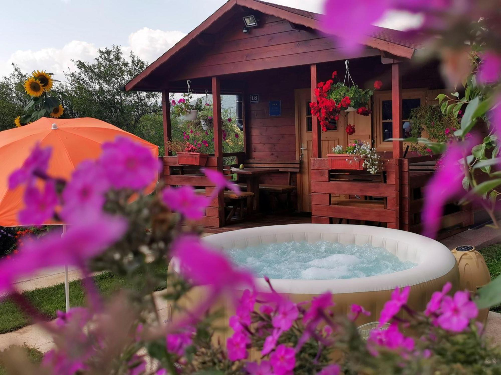 Cottage La Sierra With Jacuzzi Кореница Екстериор снимка